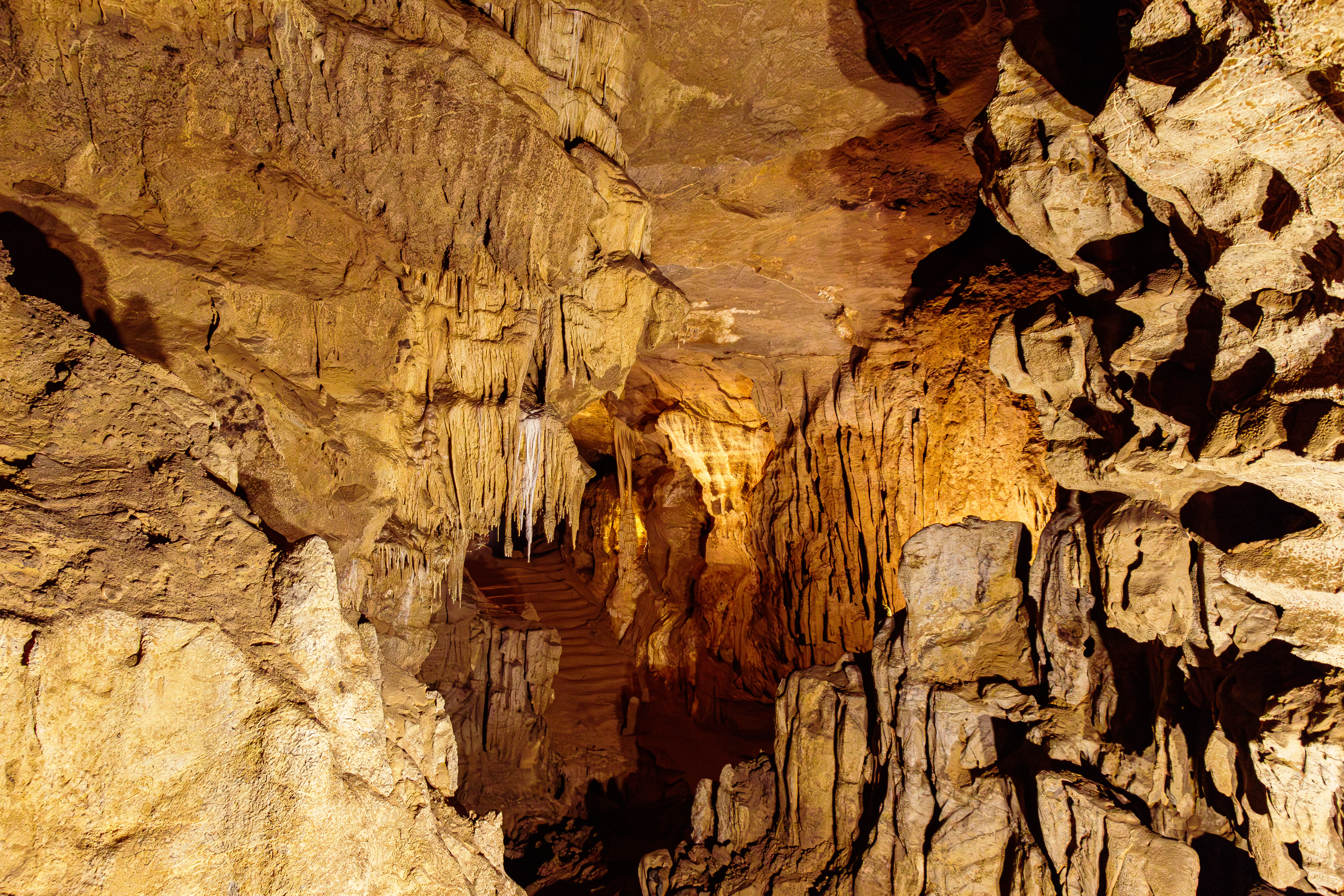 Photo de randonnée dans les Pyrénées, sur le chemin en direction du col des Sarradets. Vue sur le Pic de la Pahule et le Mont Mourgat.